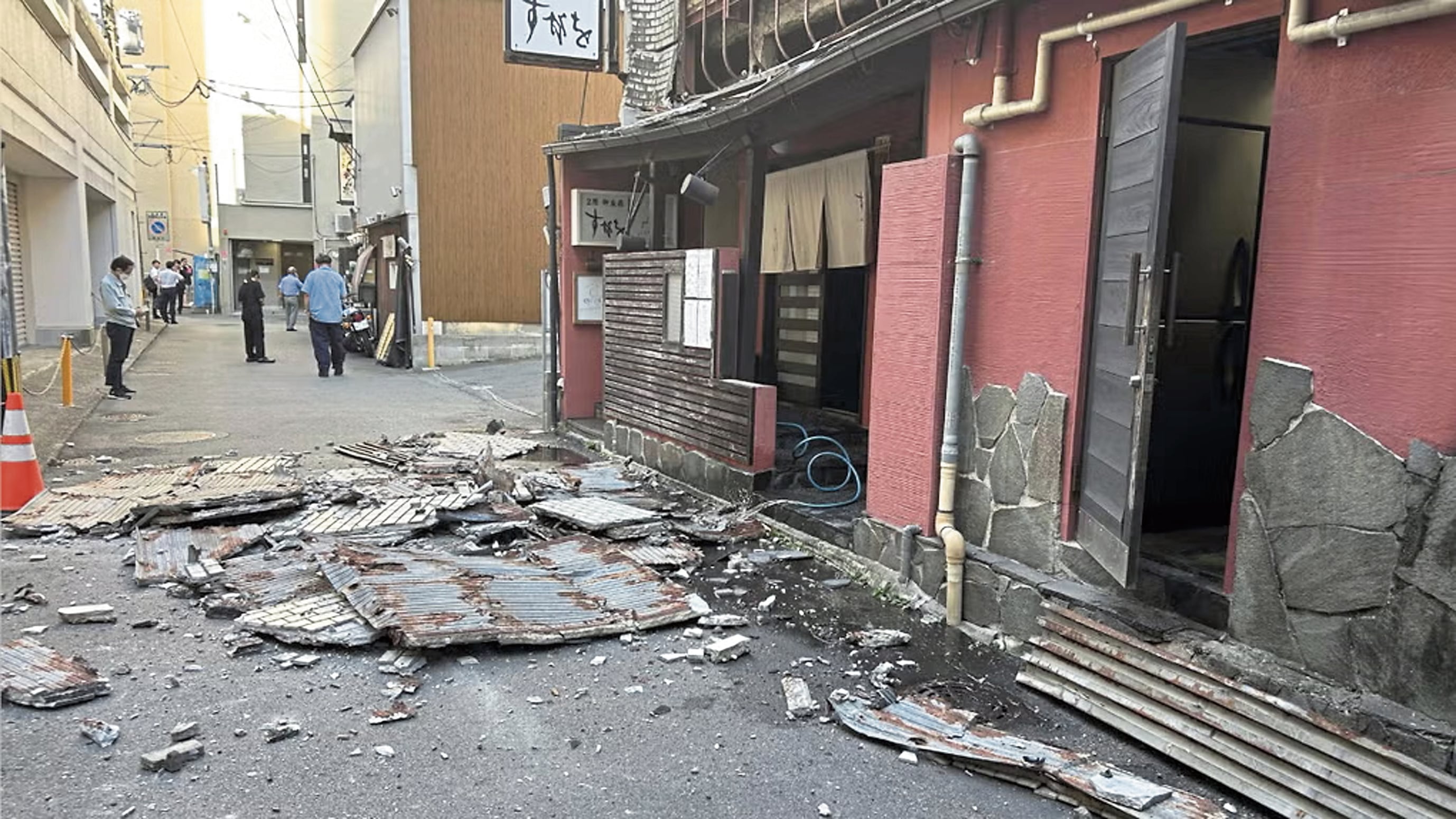 Sismos en Japón provocaron daños en algunas viviendas.