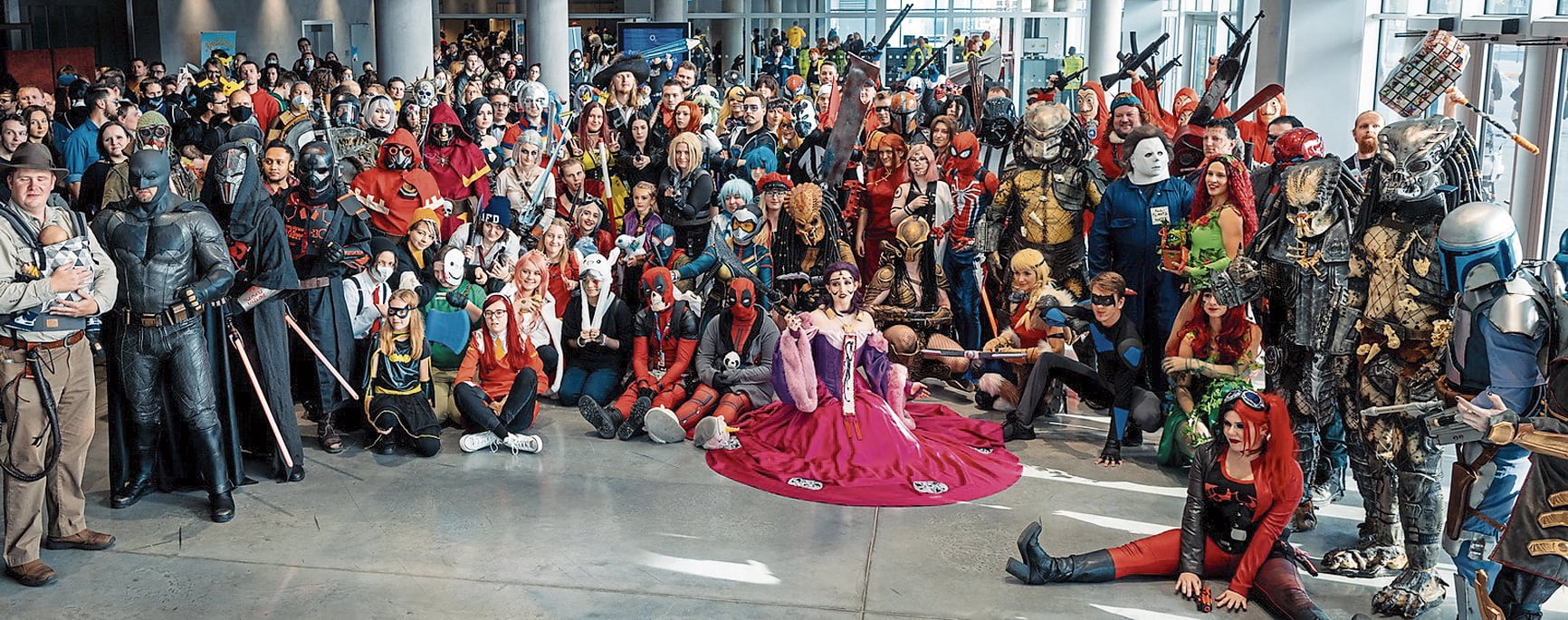 Decenas de cosplayers en esta foto muestran su arte y fanatismo en toda su dimensión.