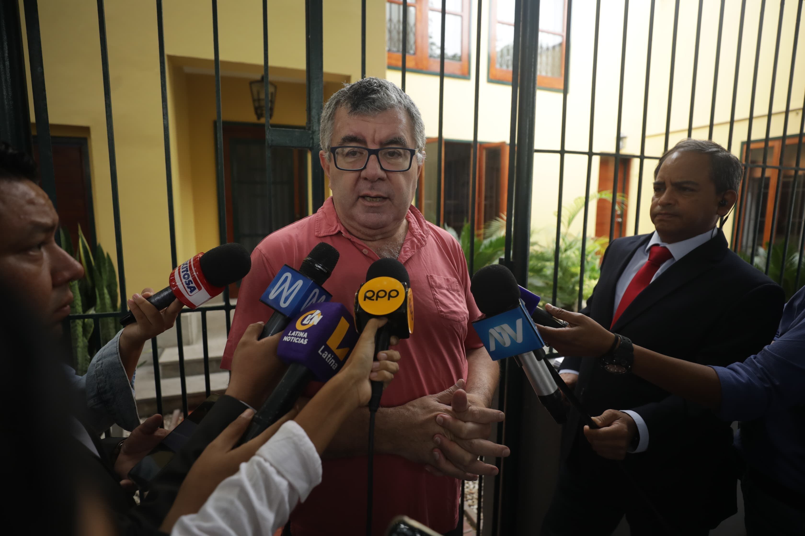 Juan Carlos Tafur declaro a la prensa afuera de su vivienda, objeto de un allanemiento como parte del operativo 'Valkiria XI'. Foto: GEC / Britannie Arroyo