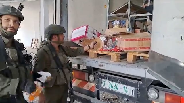 Soldados de Israel en Gaza queman comida, destrozan tienda, saquean casas y profanan templo