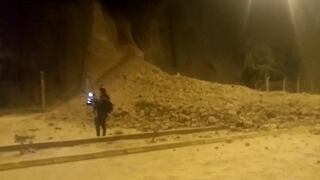 Derrumbe en acantilado de la Costa Verde obstaculiza vía con dirección al Callao | VIDEO