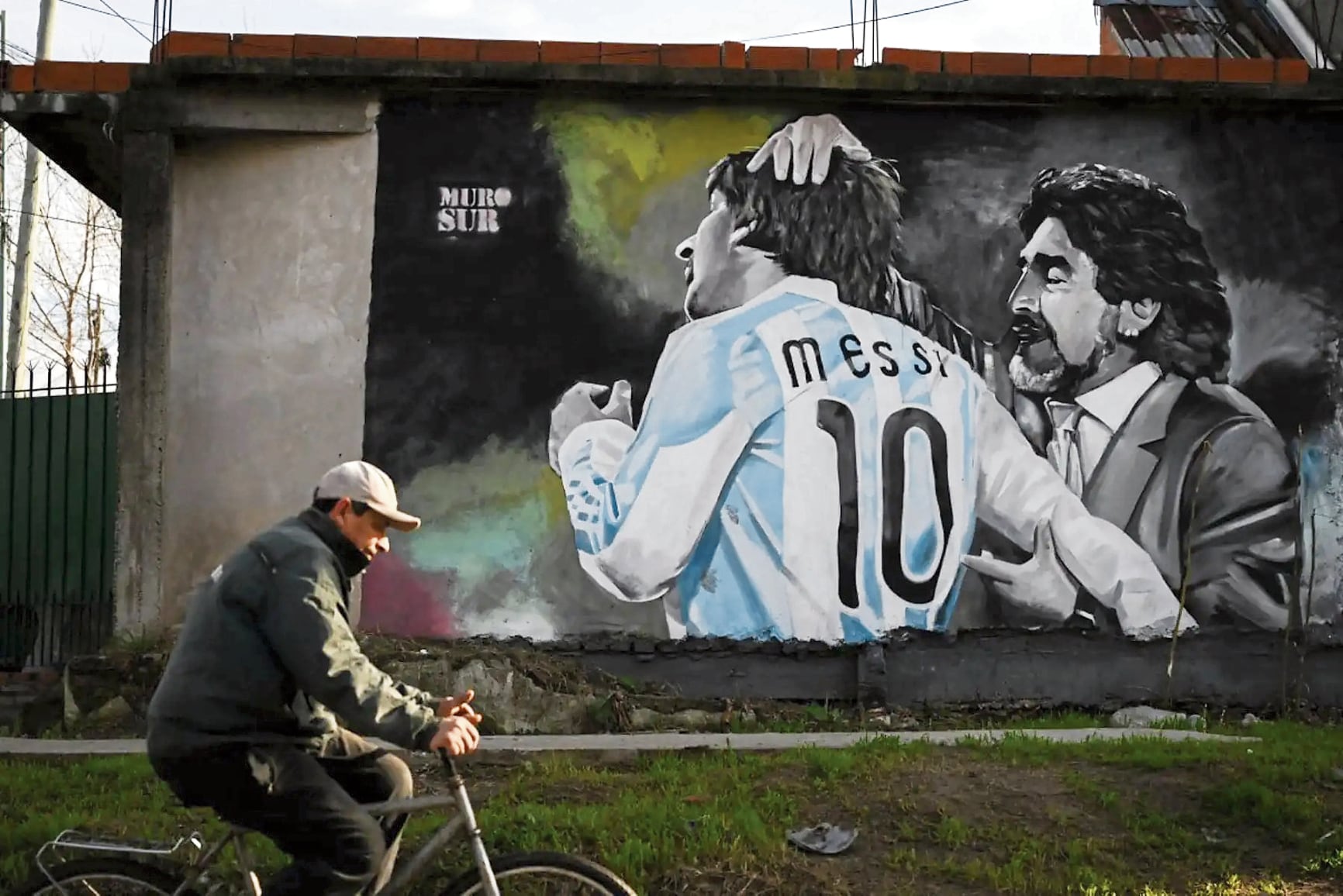 Diego Maradona, en Villa Fiorito, el eterno capitán y astro argentino, vive en el corazón de Argentina.