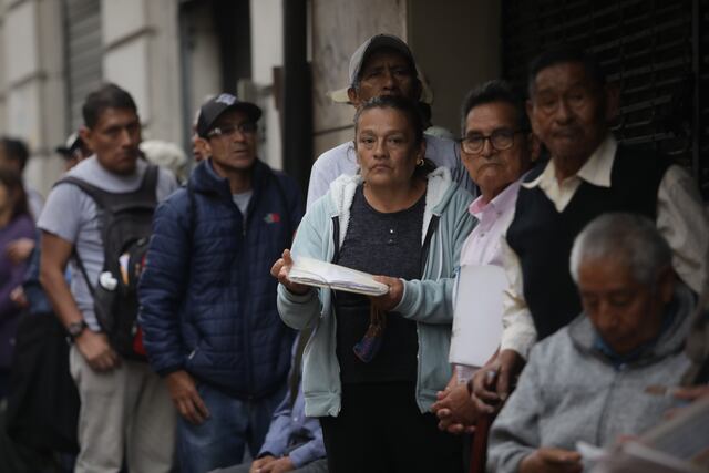 Adultos mayores hacen cola en la sede del FONAVI. (Fotos: Britanie Arroyo @photo.gec)