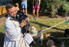 Sacerdote bendice a mascotas y ellas agradecidas le expresan su amor