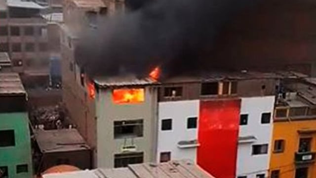 Alarma en Gamarra: incendio arrasa con último piso de edificio en emporio comercial | VIDEO