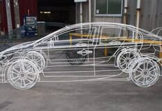 Auto fabricado con alambres es toda una realidad y causa asombro en la gente | VIDEO