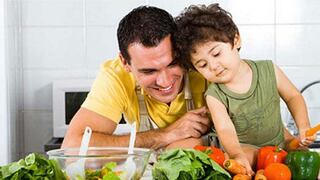 Padres e hijos deben comenzar juntos una rutina alimentaria saludable