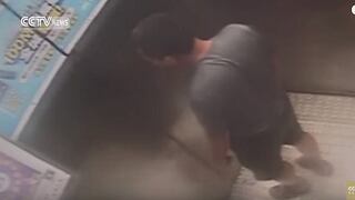 YouTube: Hombre dentro de ascensor cae 30 pisos y cámara lo graba [VIDEO]