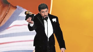 Bad Bunny hace historia al ganar Grammy con disco en castellano y saca cara por migrantes