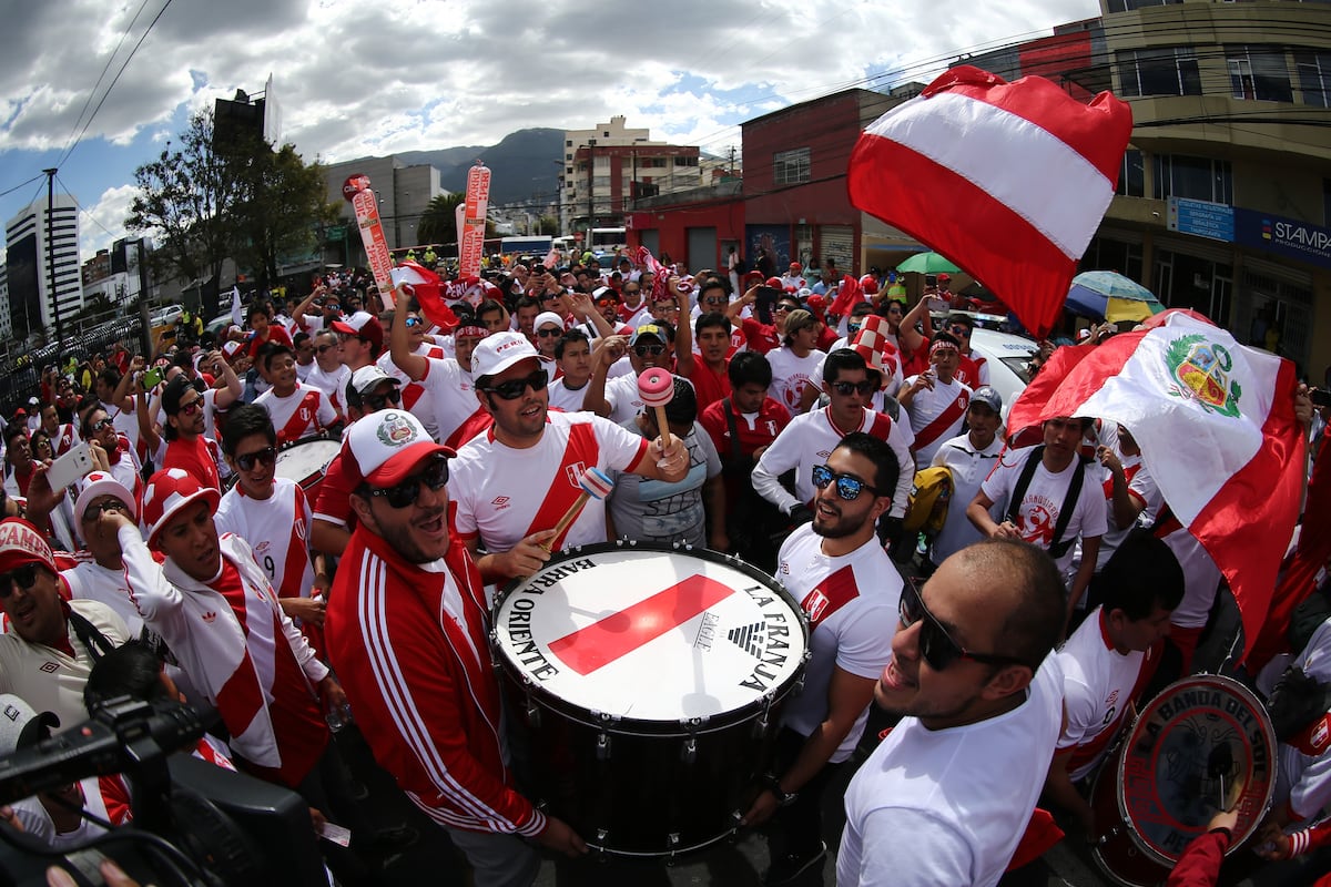 HINCHAS DE LA SELECCION PERUANA
BARRA PERUANA
HINCHADA PERUANA
ALIENTAN A LA BICOLOR