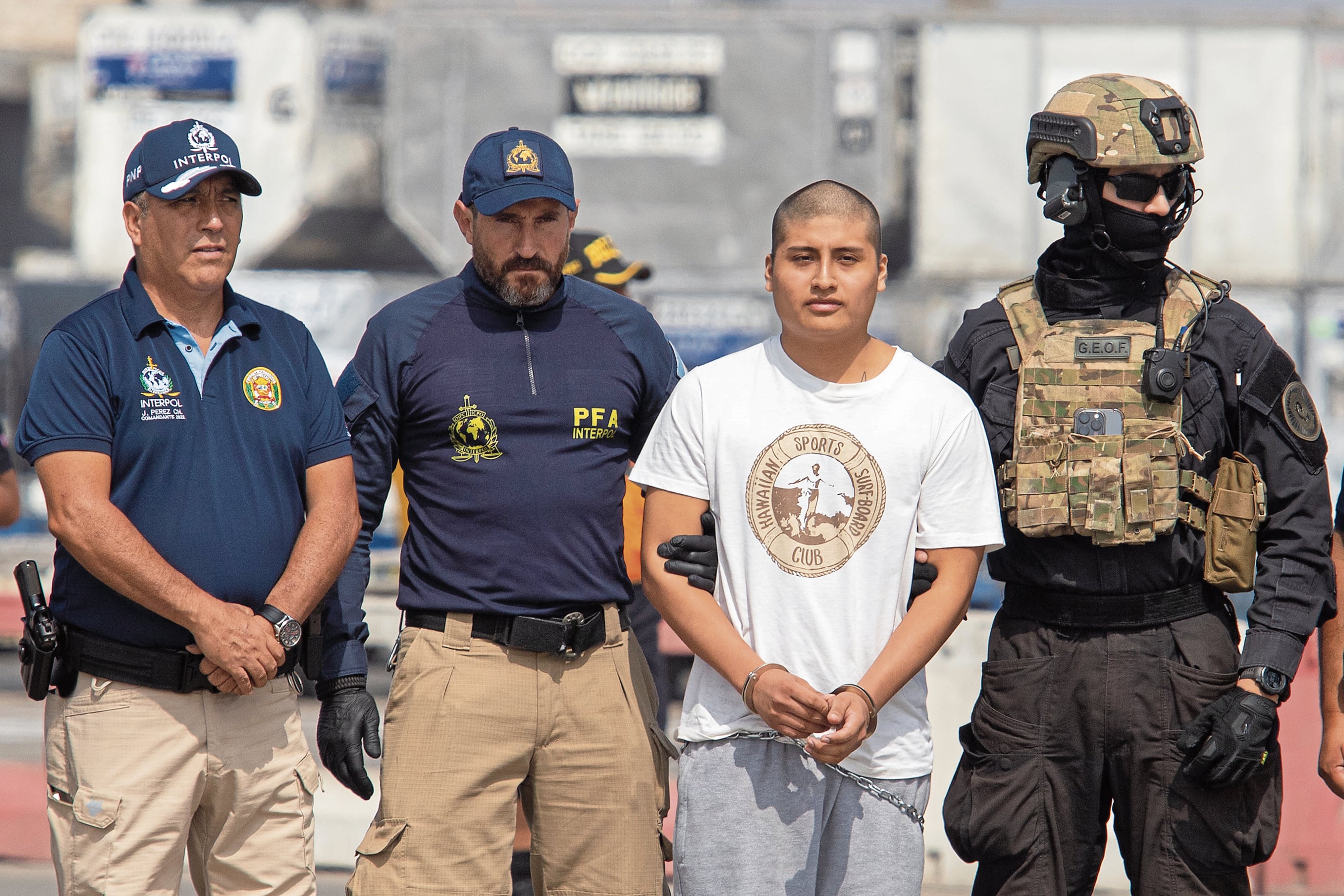 El peruano Tony Jansen Valverde Victoriano (2-d), conocido como "Pequeño J", fue extraditado a Argentina por el triple feminicidio ocurrido en Buenos Aires, en septiembre de 2025. EFE/ Renato Pajuelo