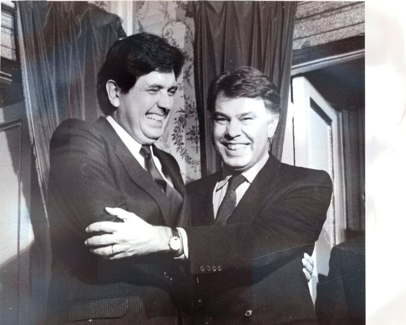 Alan García y Felipe González, abrazados. Tiempo del APRA y PSOE en la llamada Internacional Socialista socialdemócrata.