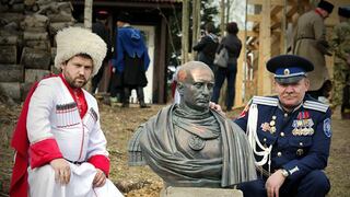  Cosacos rusos erigen busto de Vladimir Putin como emperador romano 