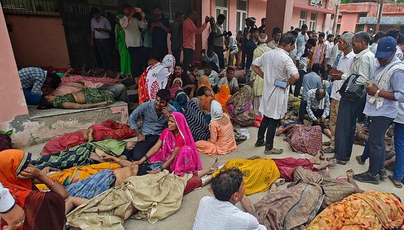 Tragedia en la India. Acá se ve a heridos, algunos atendidos por familiares.