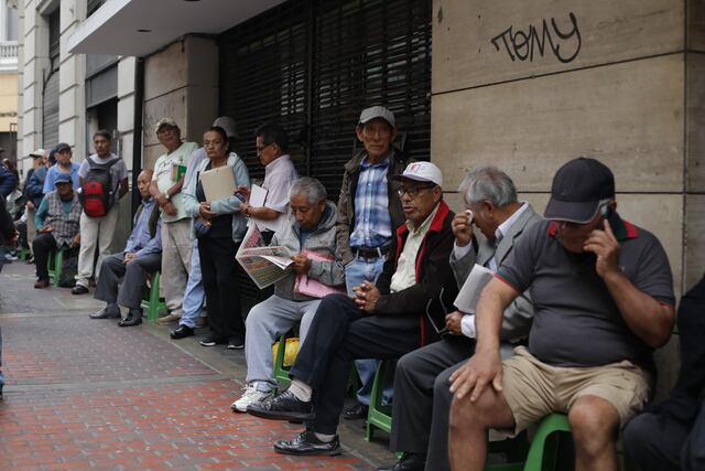 Adultos mayores hacen cola en la sede del FONAVI. (Fotos: Britanie Arroyo @photo.gec)