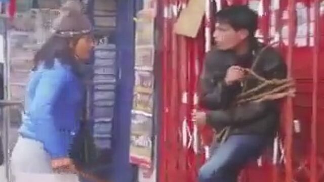 Supuesto ladrón es amarrado en reja y golpeado por mujer en Puno (VIDEO)