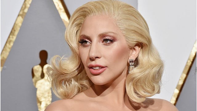 Lady Gaga dejó poco a la imaginación con sensual escote y enciende las redes