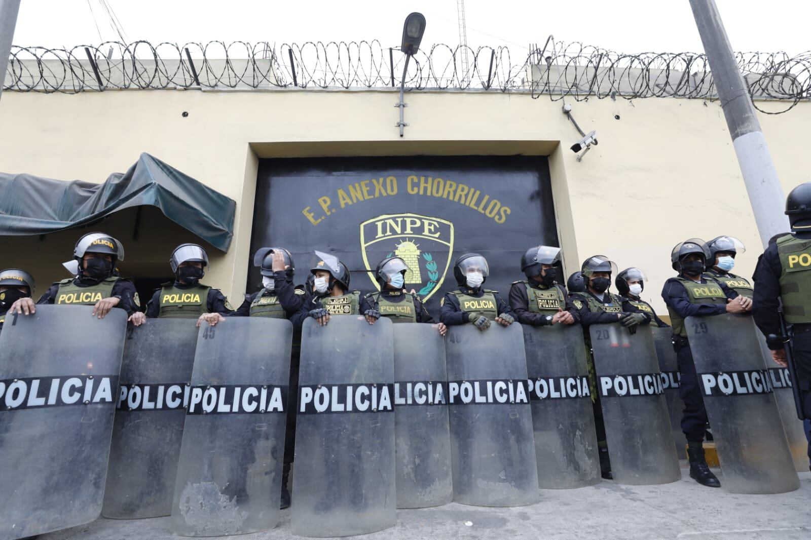 La familia de una de la víctimas mortales realizó un plantón en los exteriores del centro carcelario exigiendo que se den con los responsables. (Fotos: jorge.cerdan/@photo.gec)