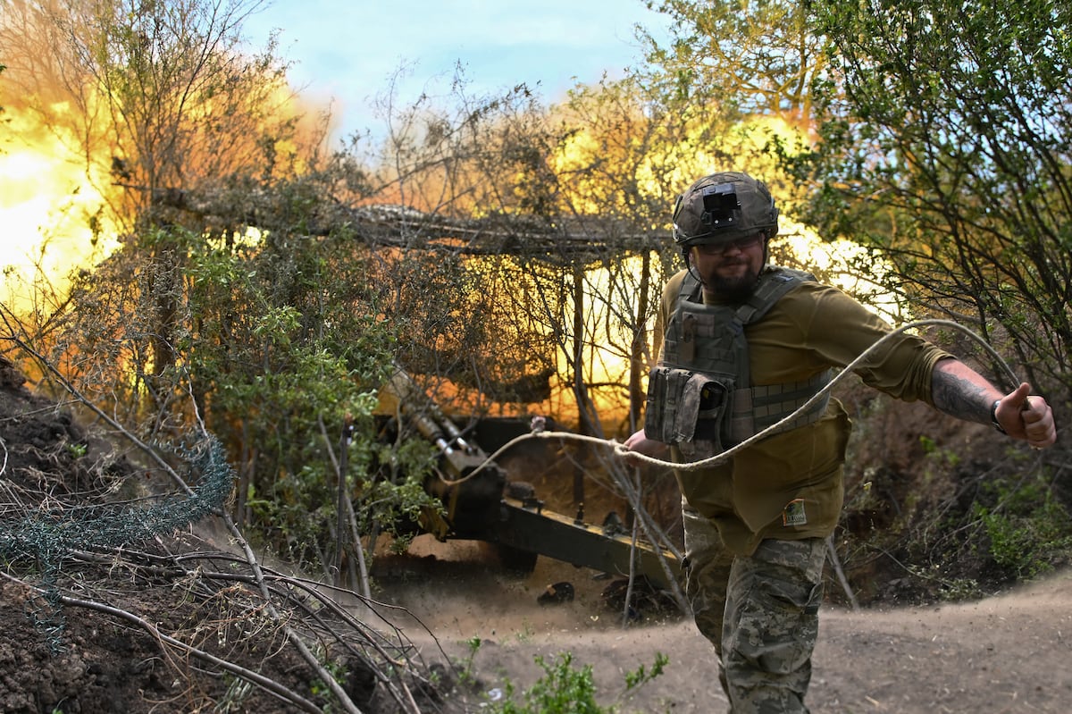Un artillero ucraniano dispara un cañón 2A36 Giatsint-B hacia posiciones rusas cerca de Avdiivka, en la región de Donetsk, en medio de la invasión rusa de Ucrania. (Foto de Genya SAVILOV / AFP).