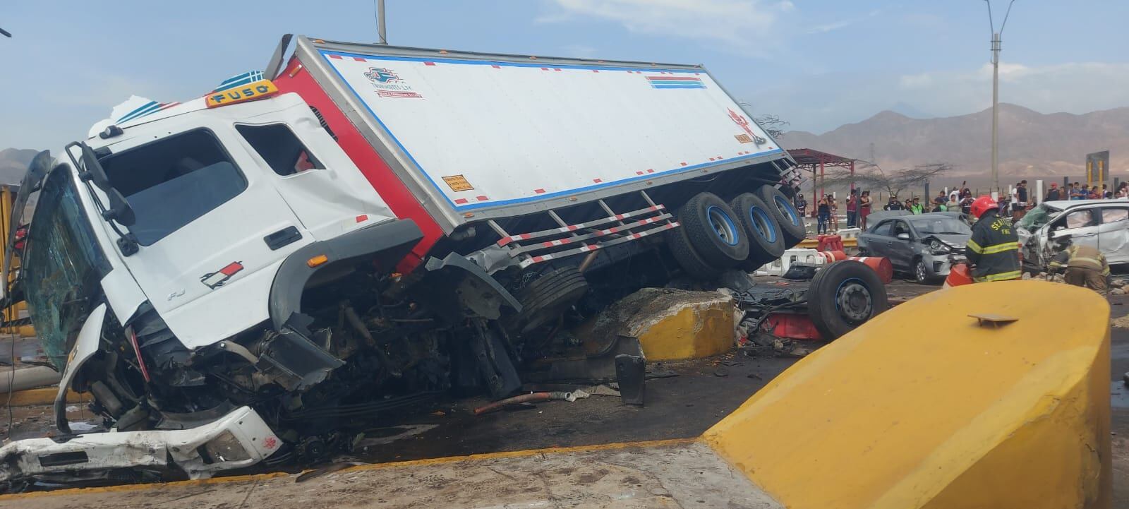 Camión frigorífico impactó de forma violenta contra varios vehículos en el peaje Chicama. 