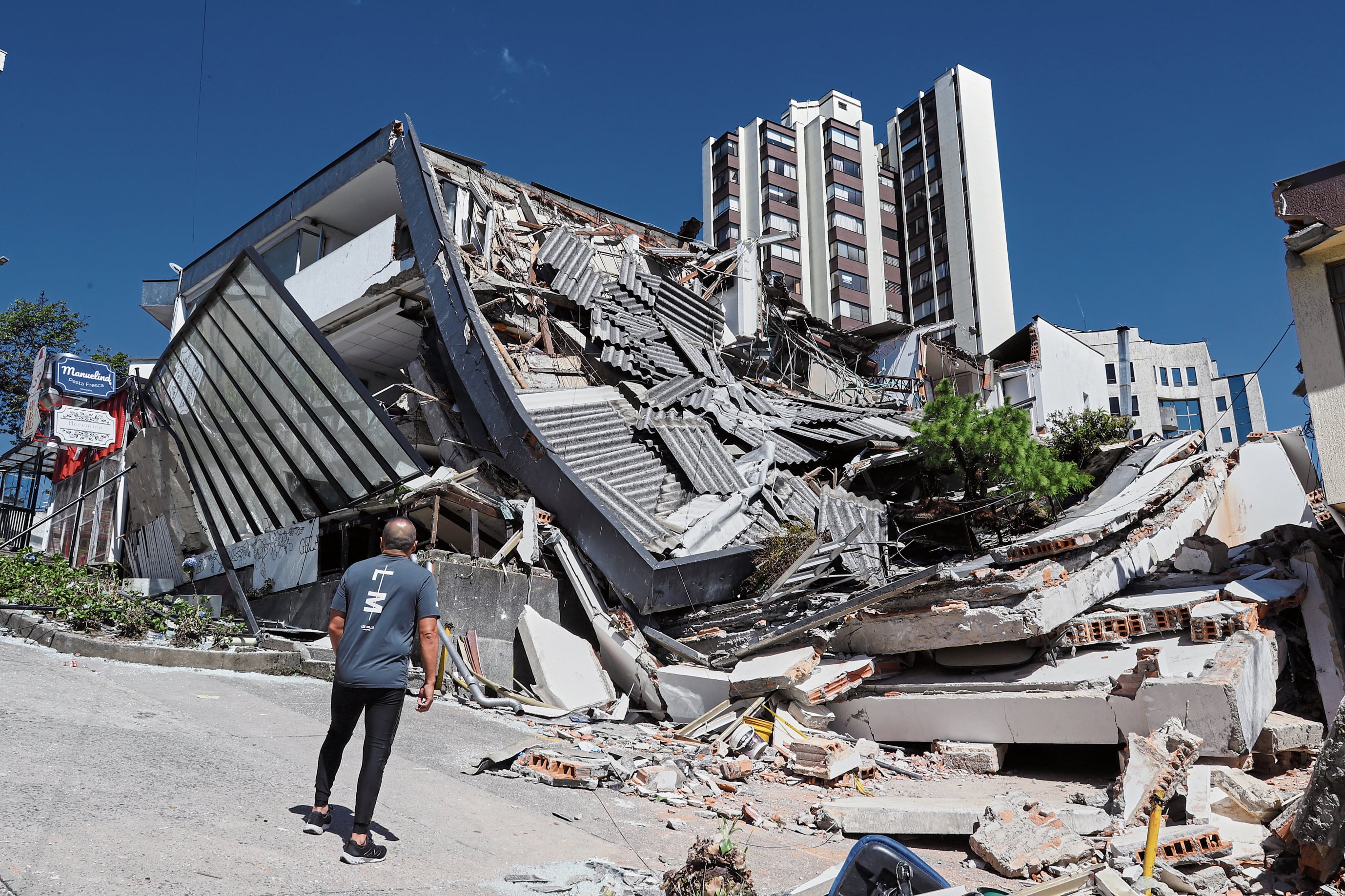 Un edificio derrumbado en Manizales muestra el poder del fuerte sismo en Colombia; mientras el rescate de heridos y fallecidos es muy complicado.