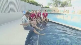 Reportero termina teniendo vergonzosa caída durante entrevista dentro de piscina (VIDEO)