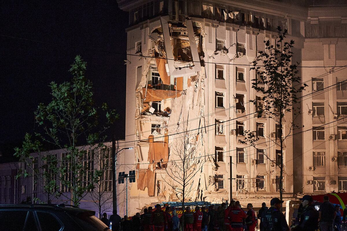 Un edificio residencial parcialmente destruido por los invasores rusos en Ucrania, después del ataque con misiles en Dnipro. (Foto de Vitalii Matokha / AFP)