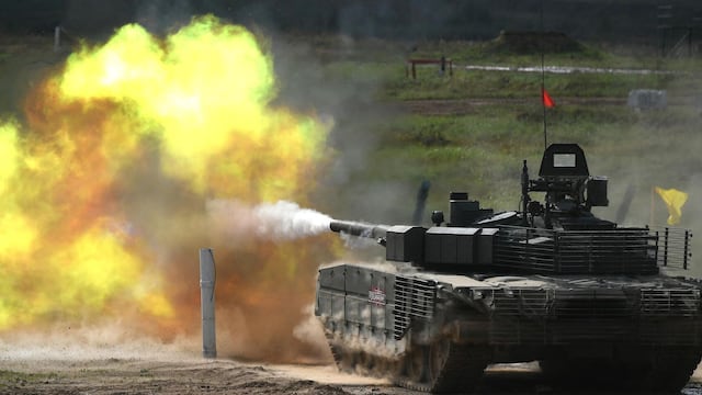 Tropas de Rusia reciben modernizados tanques T-80BVM con impresionante blindaje reactivo