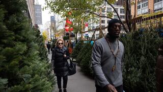 Miles de árboles de navidad son recogidos de las calles de Nueva York