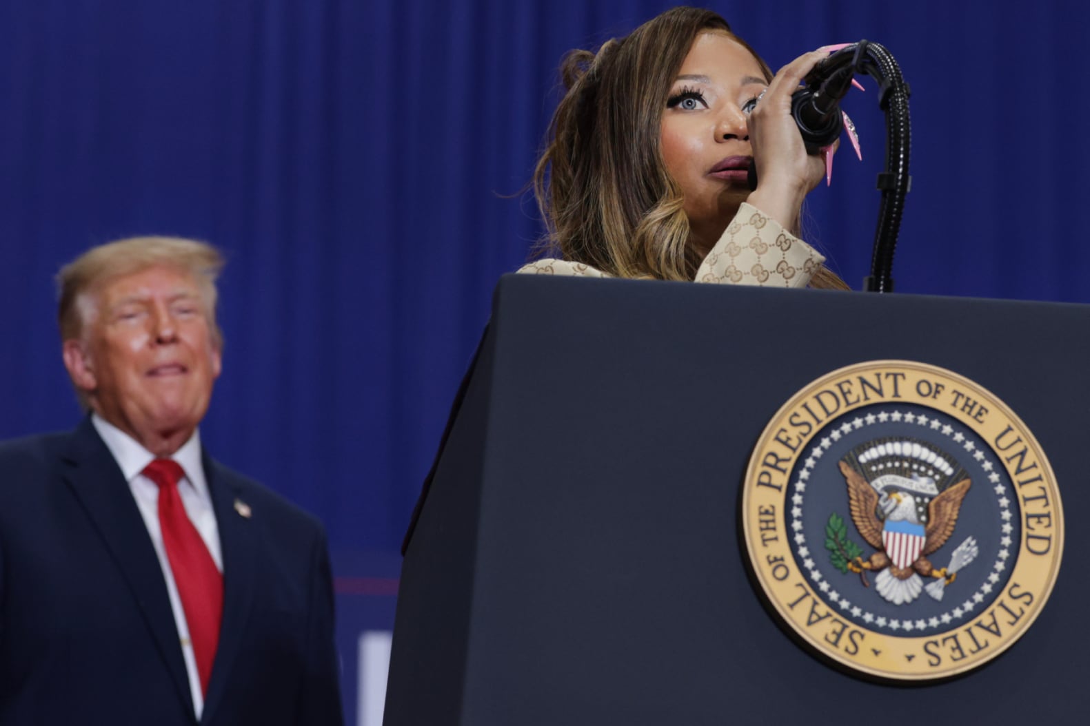 Donald Trump mira fijamente a la rapera.