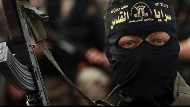 Yihadistas castigan a latigazos a 3 hombres por beber alcohol