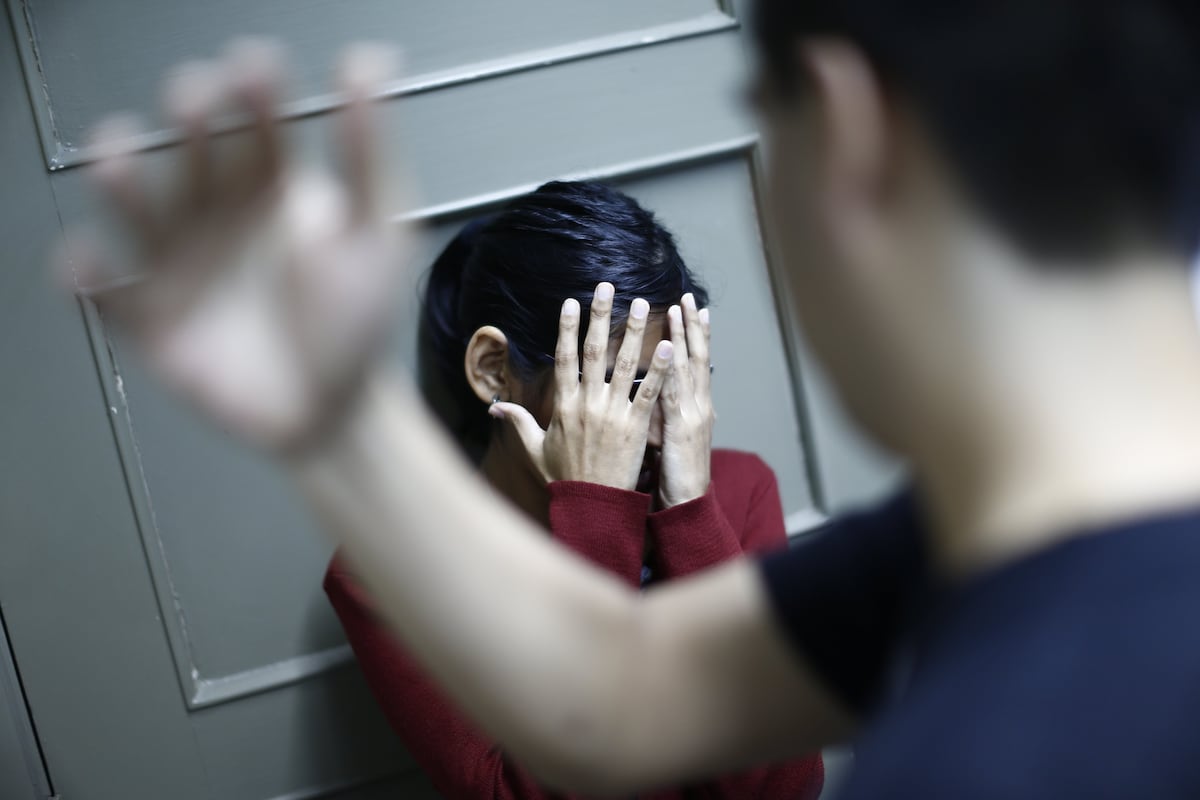 VIOLENCIA ) AGRESIÓN CONTRA LA MUJER
