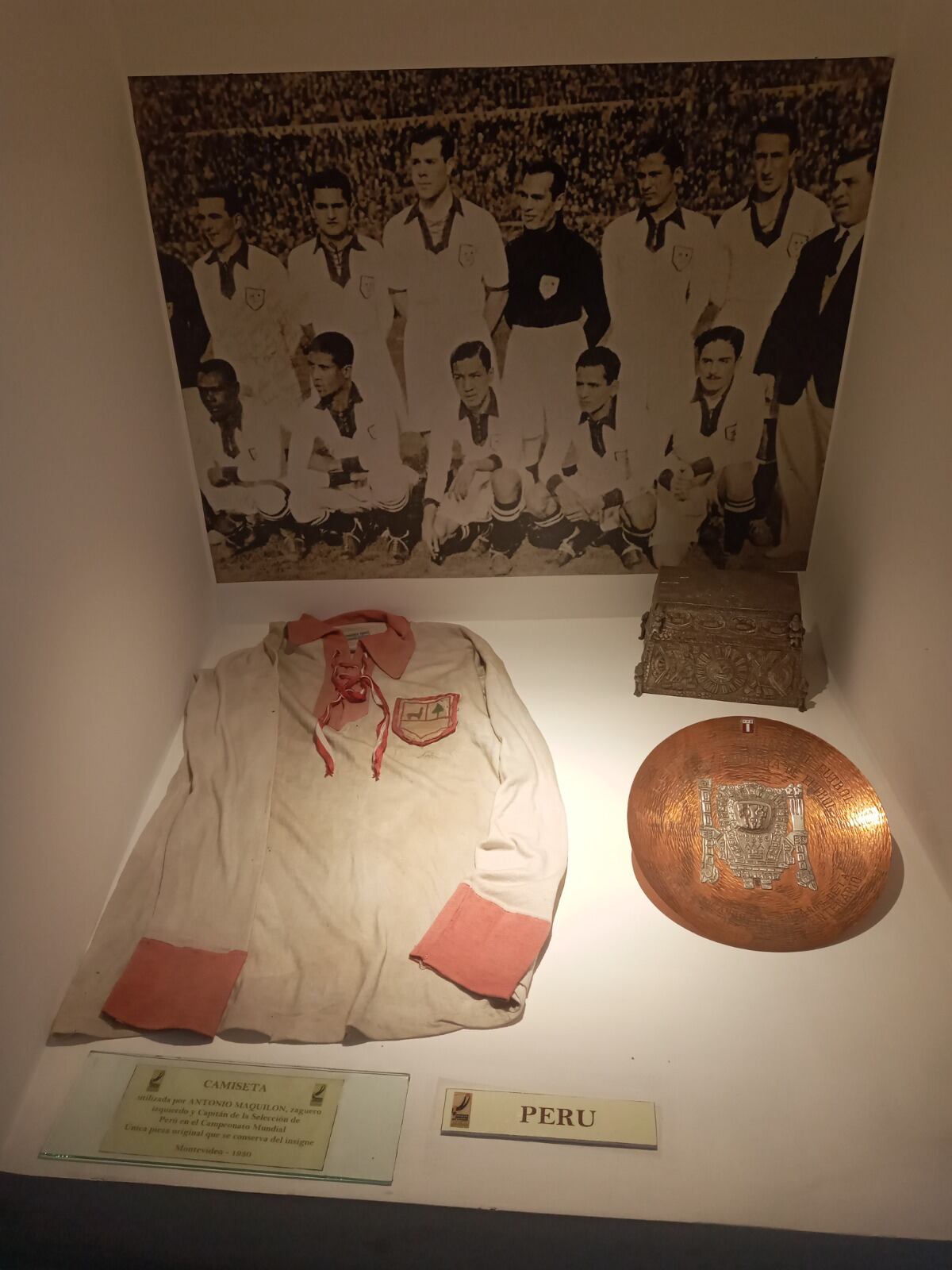 En el museo del estadio Centenario está la camiseta que vistió la selección peruana en el primer mundial, perteneciente al capitán y zaguero izquierdo Antonio Maquilón Badaracco.