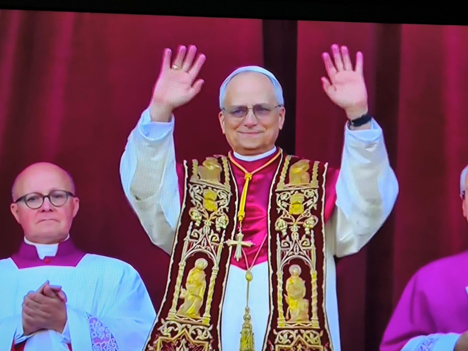 El papa León XIV se presenta al mundo.