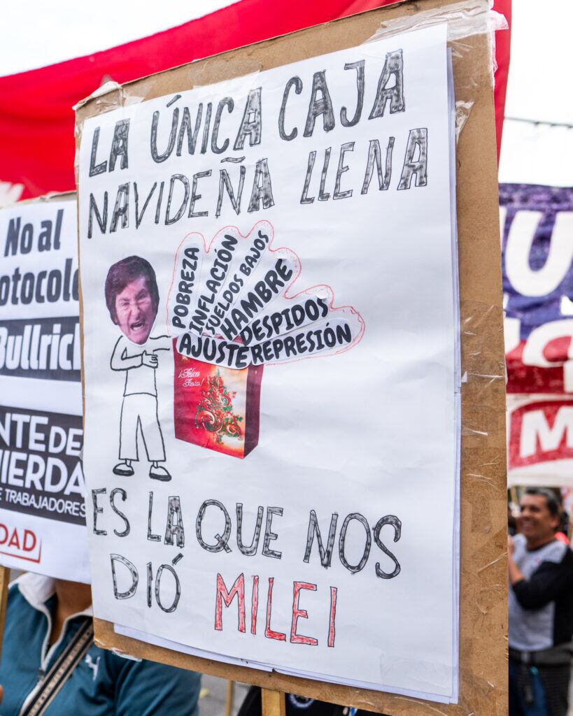 Rechazan política social y económica de Milei.