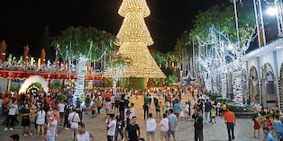 El árbol de 35 metros de altura, hecho con casi 3000 sombreros.