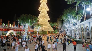 Con miles de sombreros levantan árbol de Navidad de 35 metros de altura