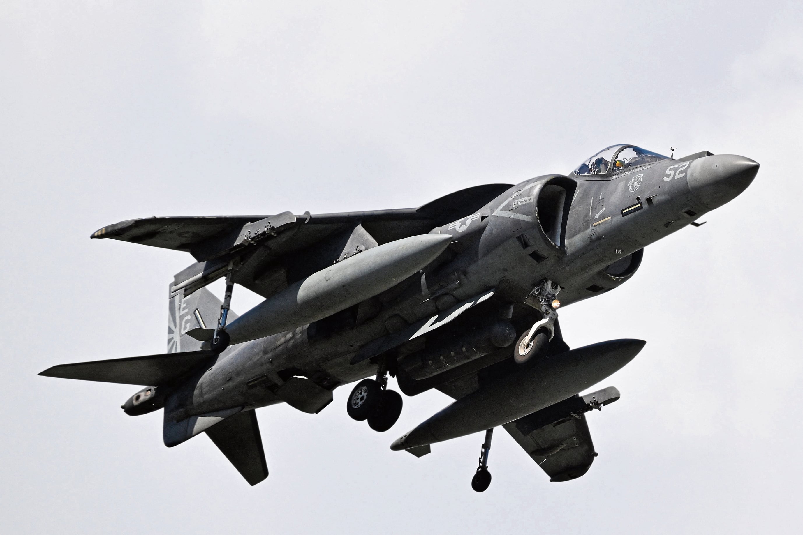 Un avión AV-8B Harrier artillado hace un vuelo a baja altura en Ponce, Puerto Rico, alistándose para atacar a Venezuela. (Foto de Miguel J. Rodriguez Carrillo/AFP)