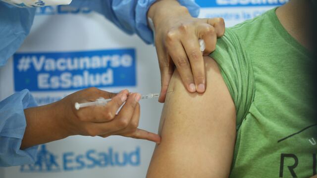 Más de 350 profesionales de la salud del INCOR se vacunan contra el COVID en San Valentín