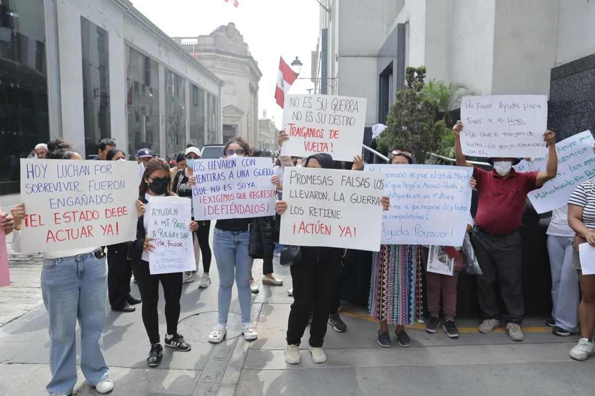 Familiares de peruanos reclutados en Rusia acuden a la Cancillería y piden ayuda para rastrear a sus parientes. Foto: GEC