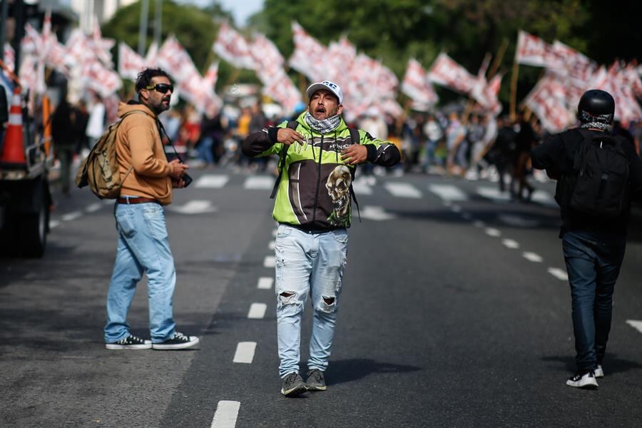 Miles de ciudadanos recorren las principales calles de Buenos Aires y otras provincias de Argentina contra las medidas económicas. (Fotos: EFE/ Juan Ignacio Roncoroni)