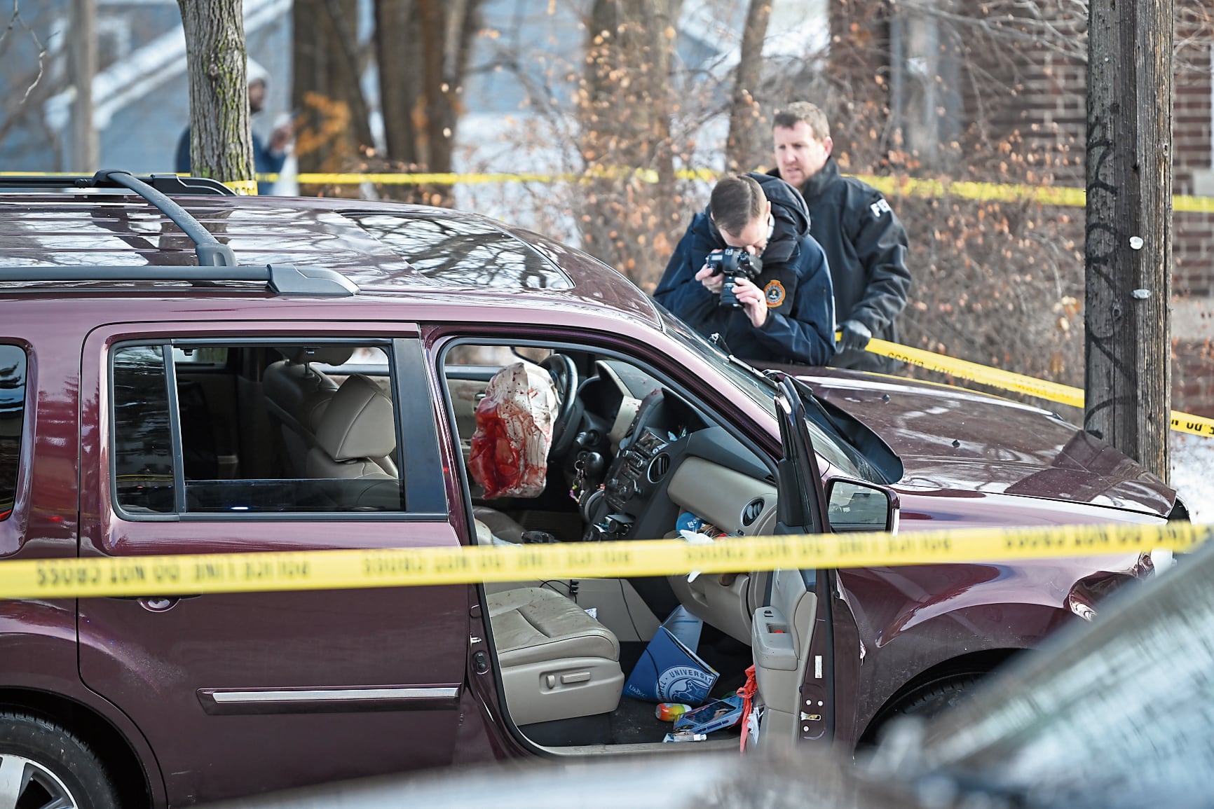 Balean auto de mujer que huía y la acusan de “terrorista”. Van por migrantes y asesinan a gringa.