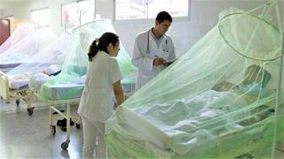 Piura: Pacientes con dengue son atendidos en mototaxis por falta de camas en hospital