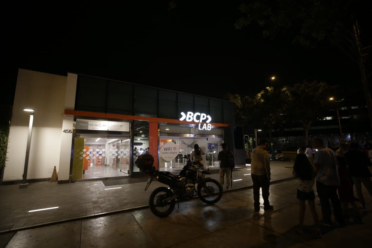 La Molina: Delincuentes con chalecos de la PNP asaltaron agencia BCP.