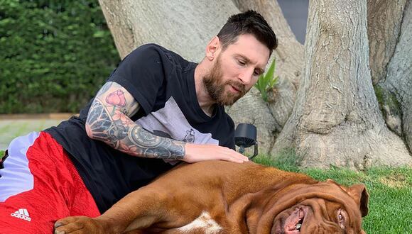 Messi con su perro Hulk que dejó en Barcelona, España.