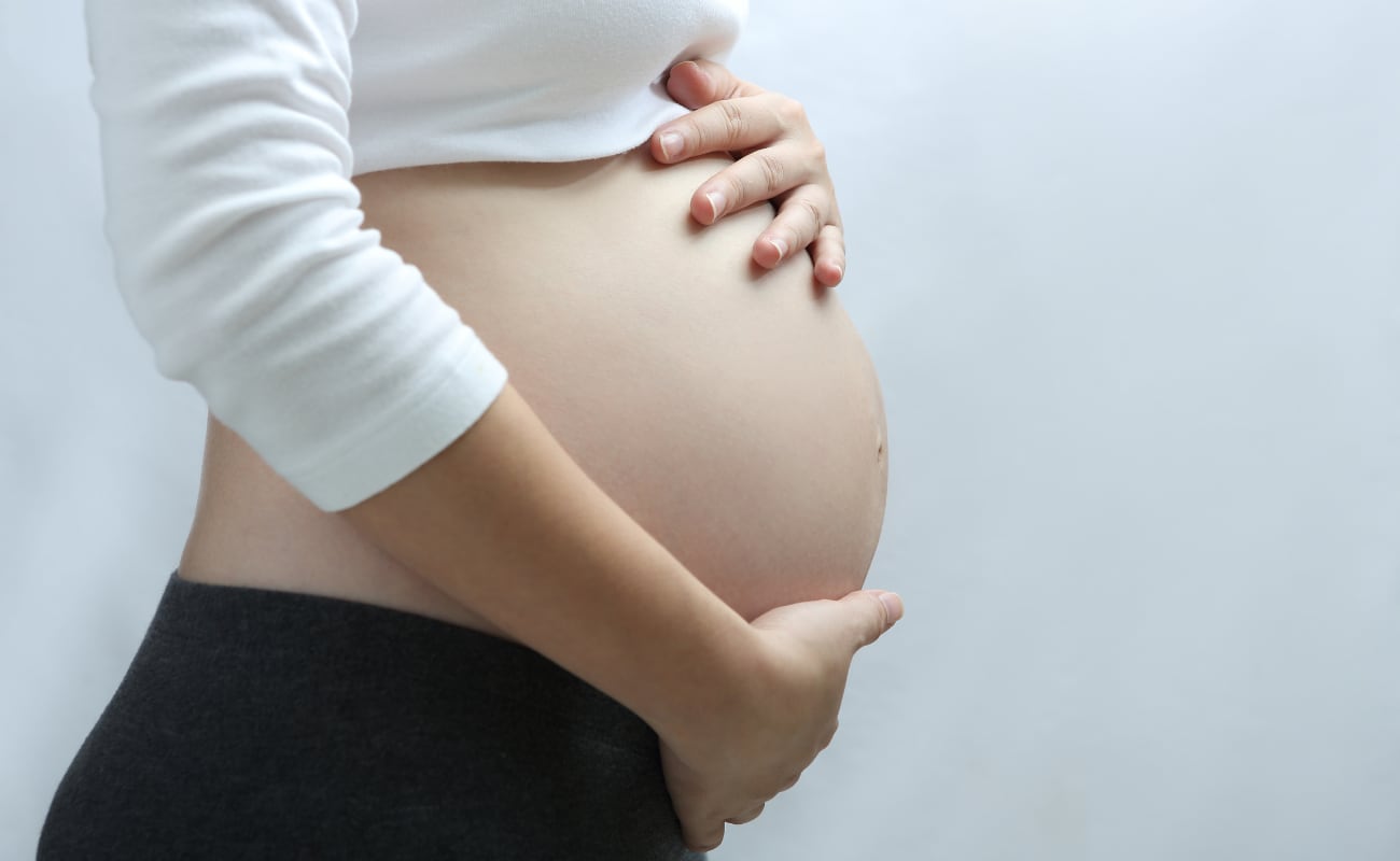 Detrás de la drástica caída en la tasa de nacimientos, más mujeres están redefiniendo su identidad y cuestionando si la maternidad es realmente parte de su camino.