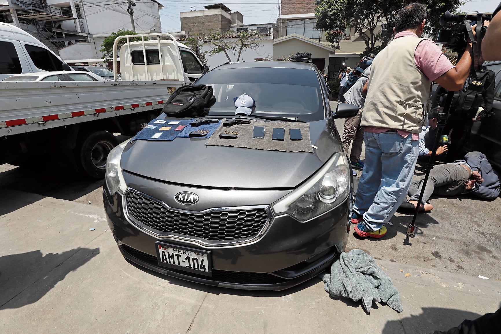 Vehículo robado usado por la banda "Los Correcaminos del Sur", detenida por la PNP en Surco tras haber secuestrado a dos persona. Entre los objetos incautados hay dos armas de fuego, celulares, carteras y varias tarjetas bancarias. Fotos: Lenin Tadeo / @photo.gec