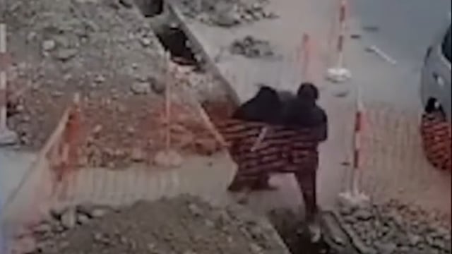 La Victoria: pareja de ancianos cae a zanja de 2 metros al intentar cruzar una obra inconclusa | VIDEO