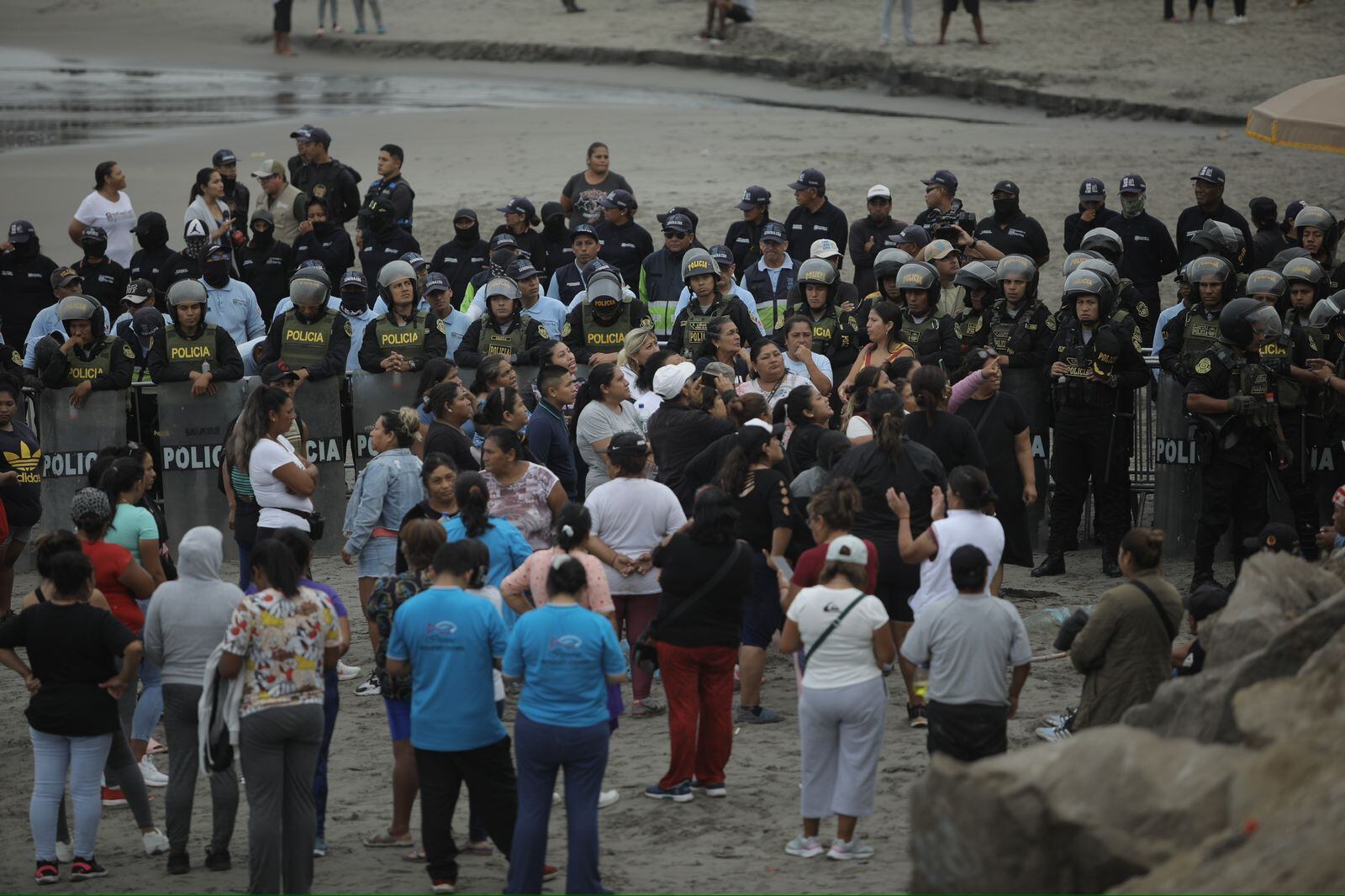 Desalojo en playa Agua Dulce: Pescadores artesanales se enfrentan a serenos durante operativo. (Fotos: Joel Alonzo @photo.gec)