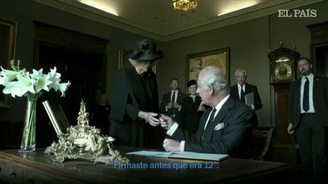 El nuevo enfado del rey Carlos III al mancharse con tinta de un bolígrafo y confundirse de fecha [VIDEO]